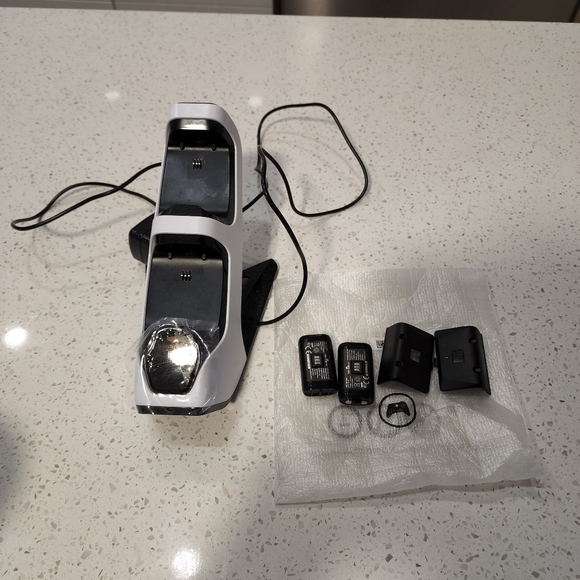 BIONIK power stand xbox controller charge station for two controllers - Picture 2 of 3